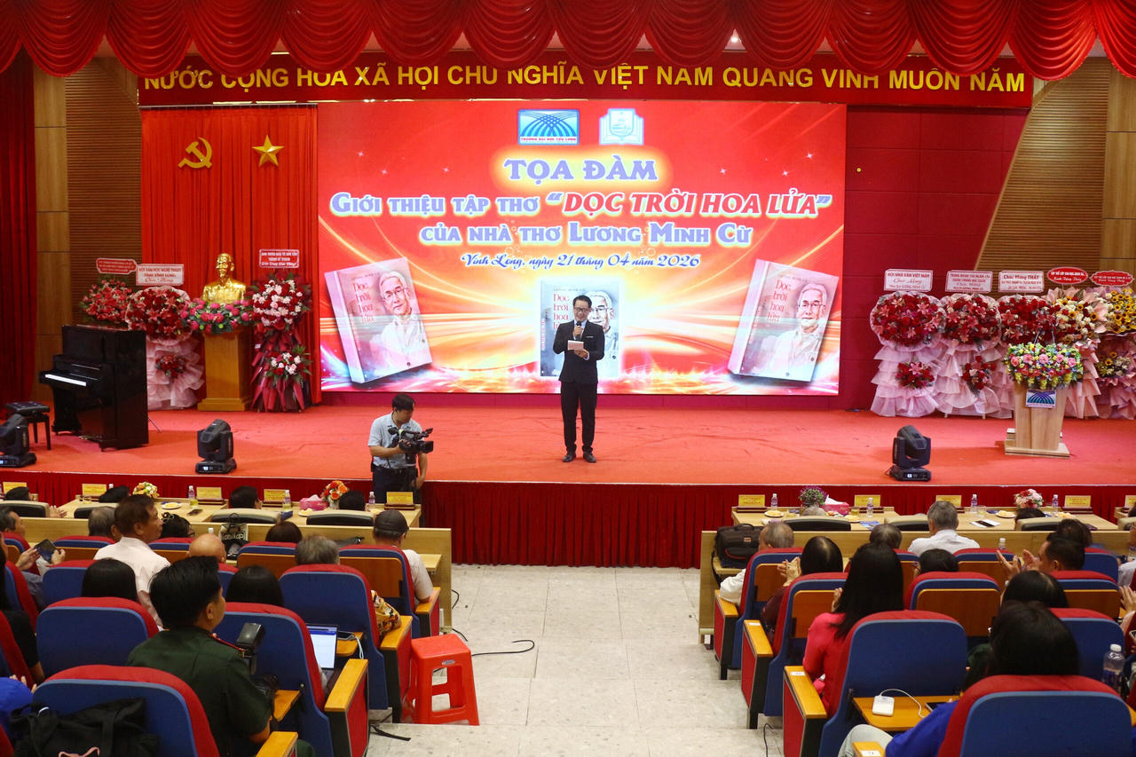 Quang cảnh buổi tọa đàm giới thiệu sách