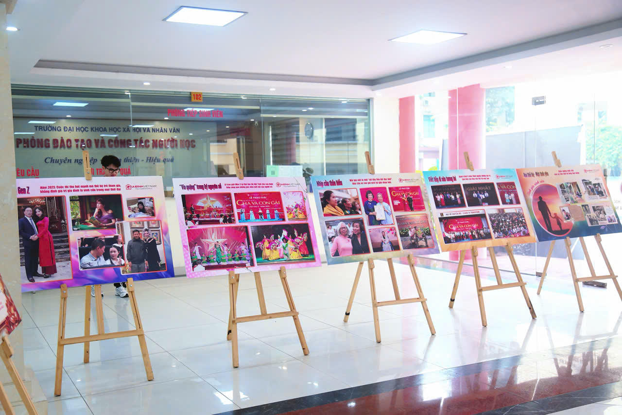 Triển lãm ảnh từ những bức ảnh trong cuộc thi "Cha và con gái" qua 3 lần tổ chức (Ảnh: Đ. Hiền).