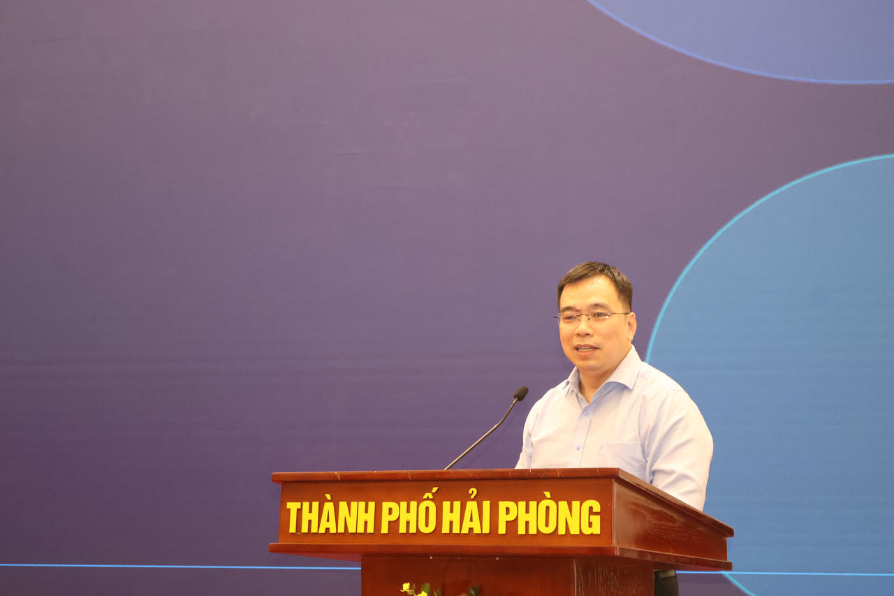 Ông Nguyễn Nam Hải, Chủ tịch Ủy ban Tiêu chuẩn Đo lường Chất lượng Quốc gia phổ biến các văn bản liên quan.