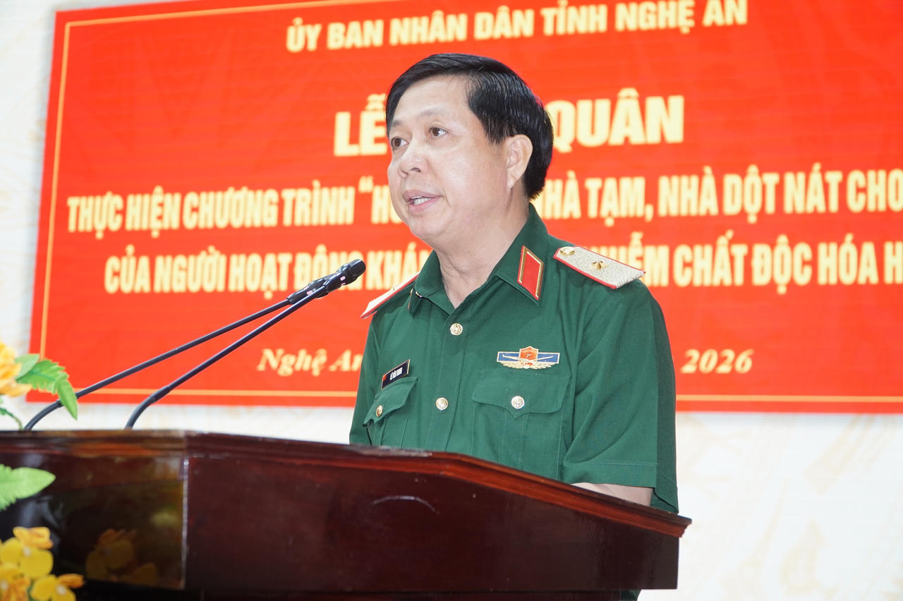 Thiếu tướng Lê Văn Trung - Ủy viên Ban Thường vụ Đảng uỷ, Phó Chính ủy Quân khu 4 phát biểu tại Lễ xuất quân. (Ảnh: Tuyết Lan)