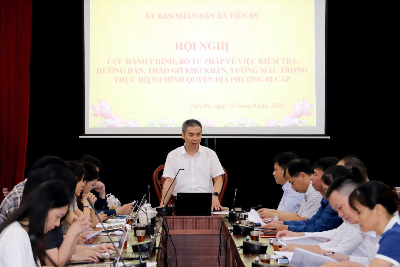 Lãnh đạo Cục Hành chính tư pháp (Bộ Tư pháp) làm việc với UBND xã Tiên Du về việc kiểm tra, hướng dẫn, tháo gỡ khó khăn, vướng mắc trong thực hiện chính quyền địa phương 2 cấp. (Ảnh: H.L)