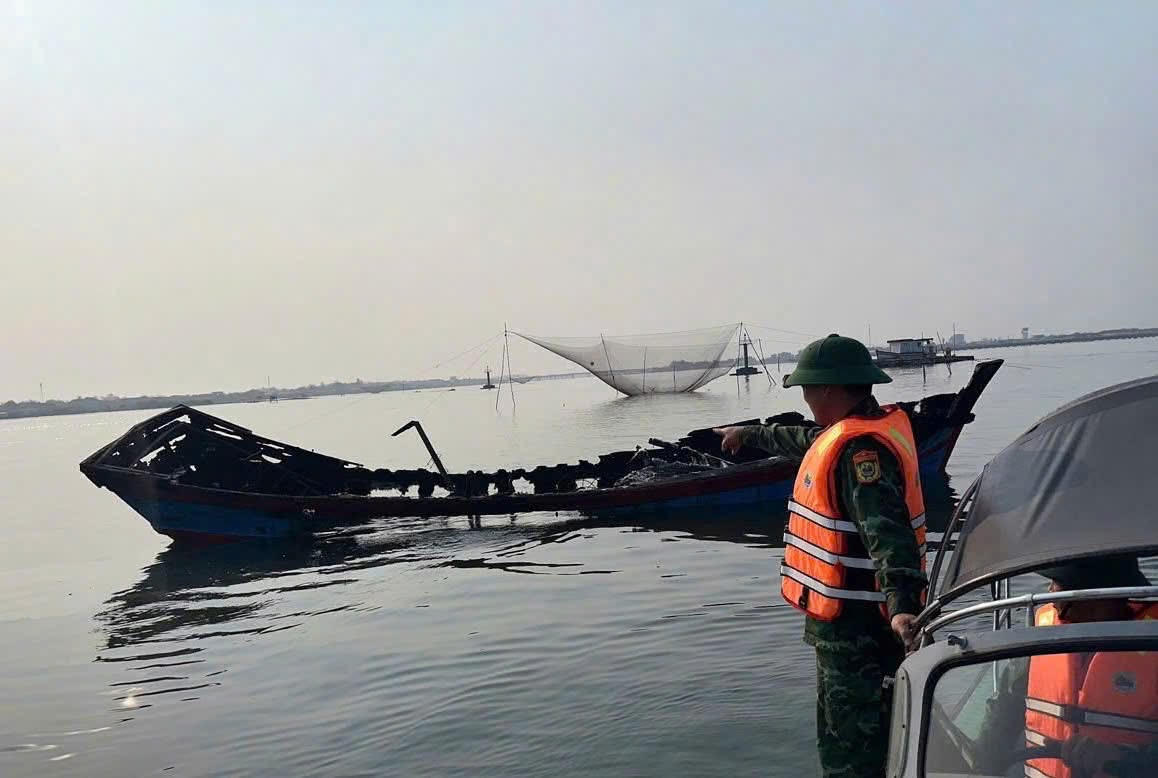 Tàu cá bị cháy rụi hoàn toàn.