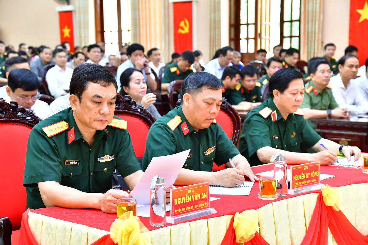 Các đại biểu tham dự chương trình. (Ảnh: T.L)