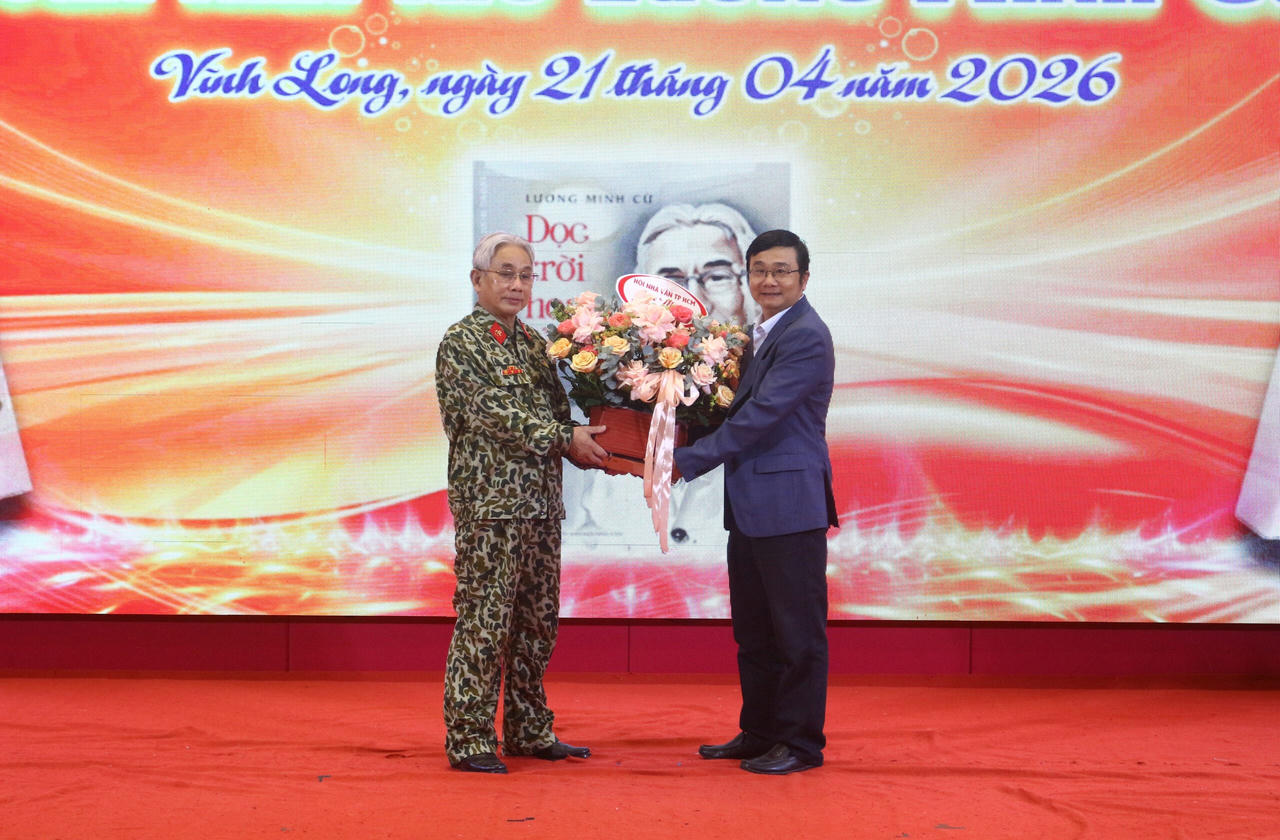 Nhà thơ, nhà phê bình văn học Lê Thiếu Nhơn - Ủy viên BCH Hội Nhà văn TP HCM tặng hoa chúc mừng nhà thơ Lương Minh Cừ.