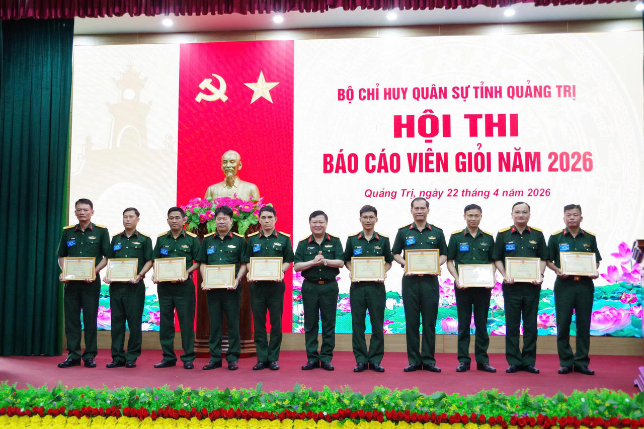 Đại tá Trương Như Ý trao Giấy khen cho các cá nhân đạt thành tích tại Hội thi Báo cáo viên giỏi năm 2026.