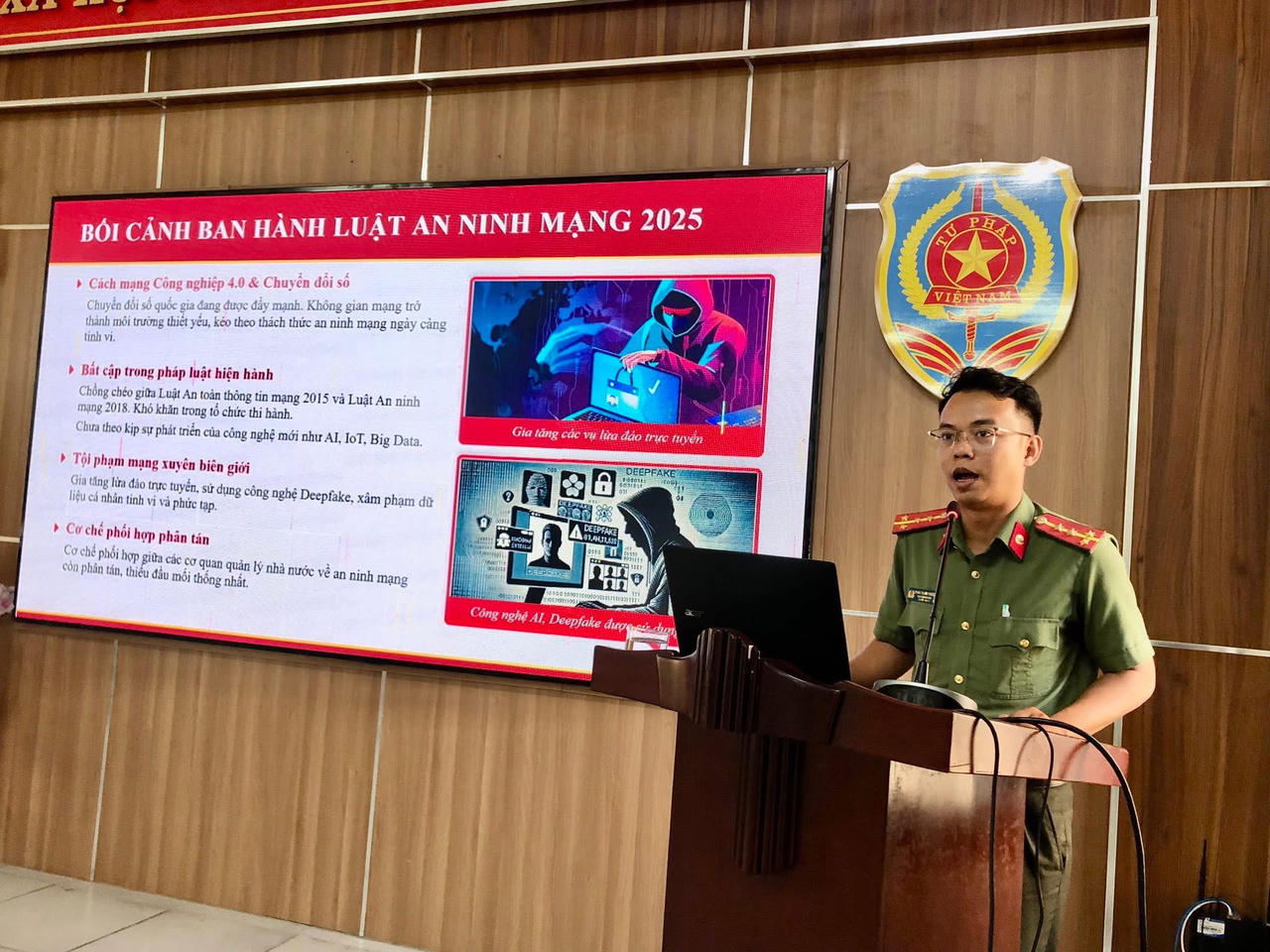 Các báo cáo viên trình bày các Luật tại hội nghị.