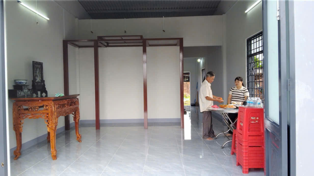 Ông Phan Xuân Hùng trong căn nhà đã được xây dựng mới.