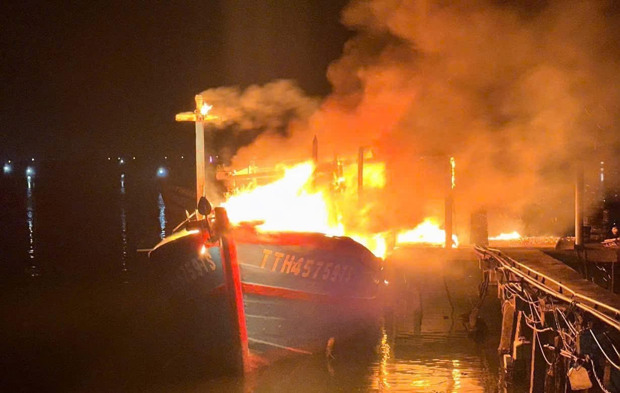 Cháy tàu cá lúc nửa đêm ở phường Thuận An (TP Huế)