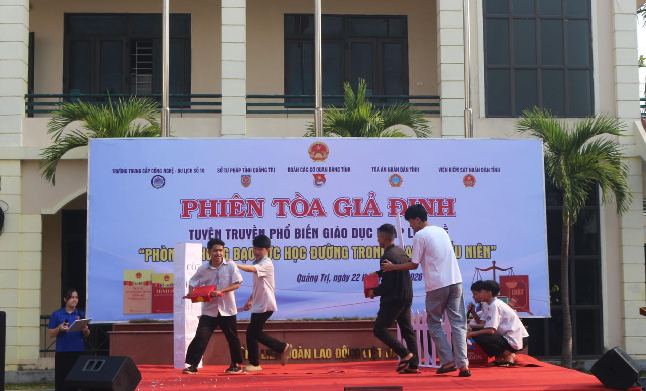 Tái hiện một tình huống bạo lực học đường trong phiên tòa giả định.