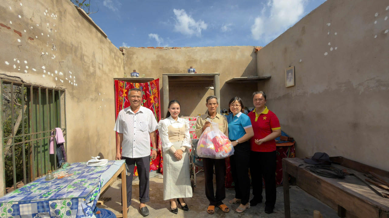 Đại diện Báo PLVN cùng Hội LHPN phường An Nhơn Đông trao tặng các nhu yếu phẩm cải thiện đời sống sinh hoạt cho gia đình ông&nbsp;Phan Xuân Hùng.