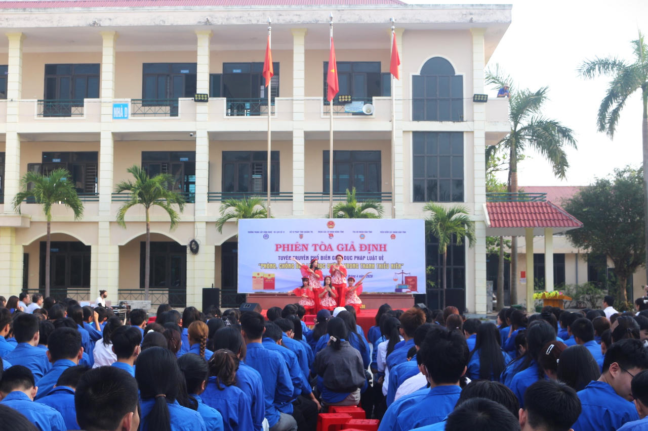 Gần 500 học sinh tham gia theo dõi “phiên tòa giả định”.