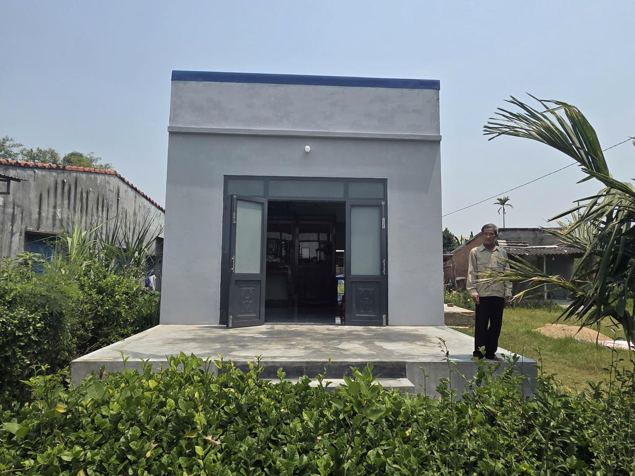 Ông Hùng tại căn nhà vừa hoàn thành.