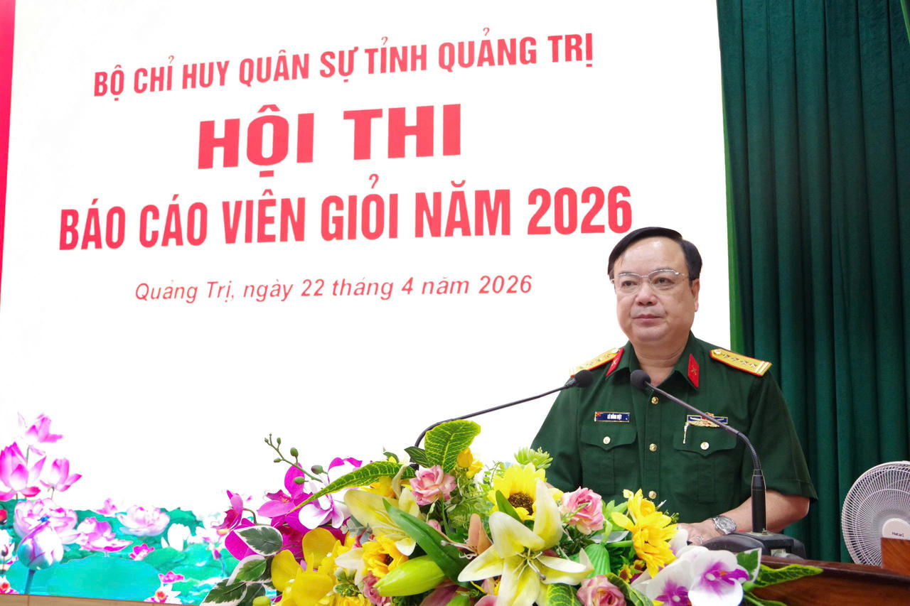 Đại tá Lê Hồng Việt,&nbsp;Chính ủy Bộ Chỉ huy Quân sự tỉnh phát biểu tại hội thi.