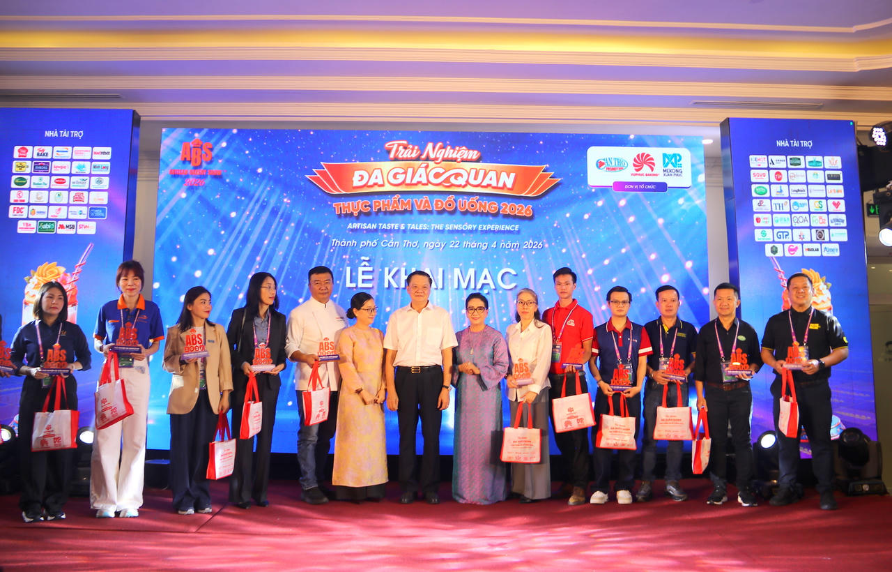 Ban Tổ chức tặng quà lưu niệm cho các doanh nghiệp.