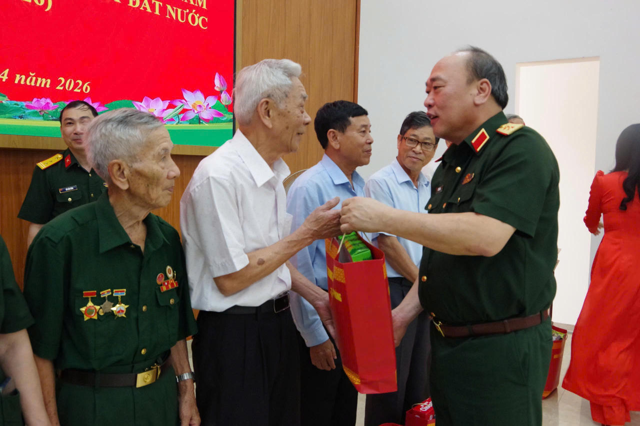 Trung tướng Lê Quang Đạo trao quà tặng các gia đình chính sách, người có công với cách mạng tại phường Quảng Trị.
