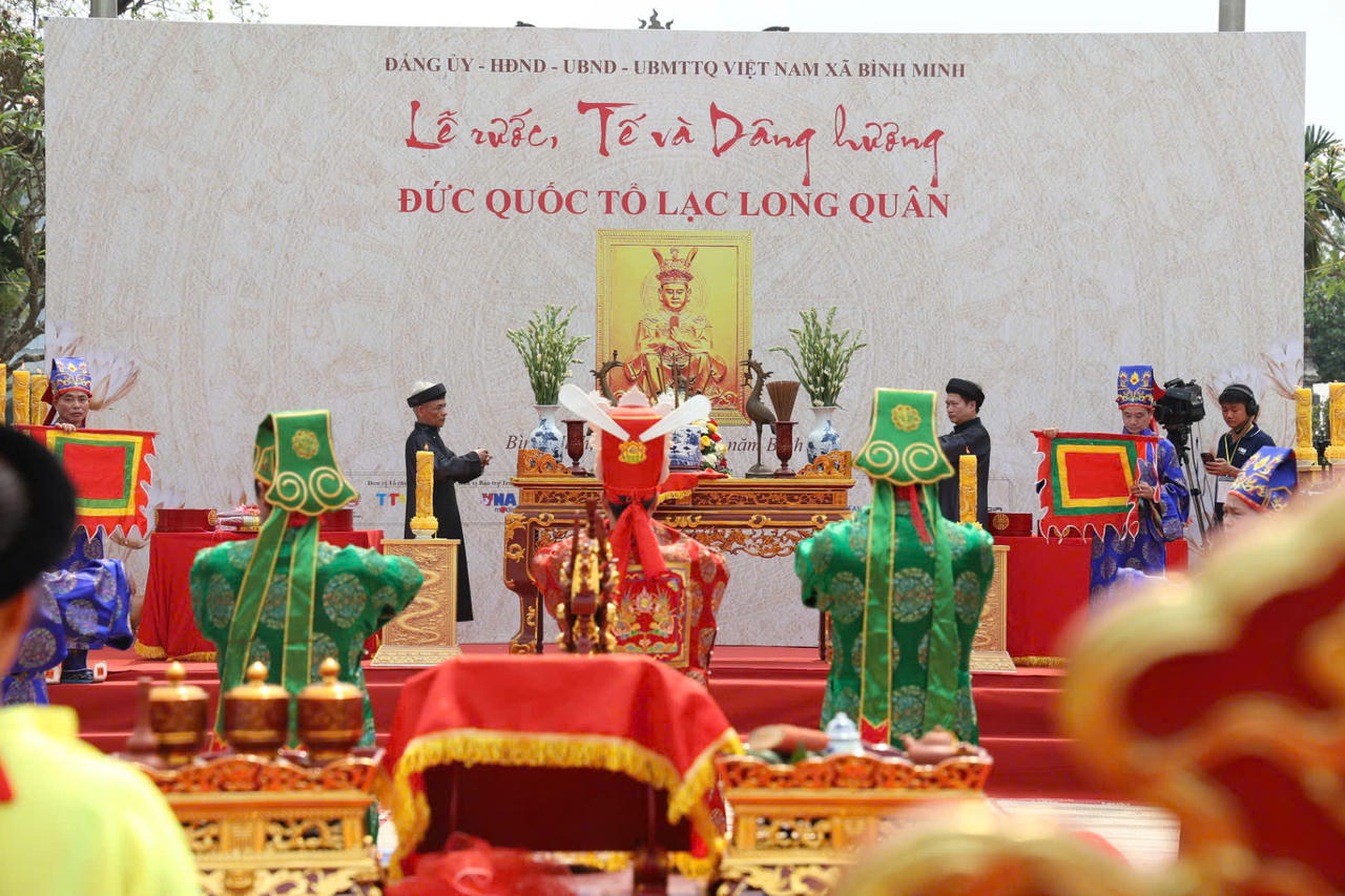 Hằng năm, vào dịp tháng Ba âm lịch, nhân dân thành kính tổ chức lễ rước, tế và dâng hương nhằm tưởng nhớ công đức tiền nhân (ảnh P.V).
