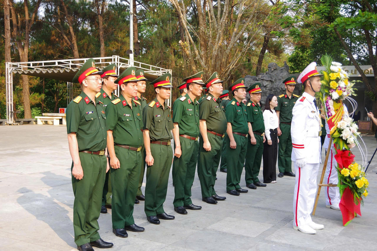 Trung tướng Lê Quang Đạo cùng đoàn công tác dâng hoa, dâng hương, tri ân các Anh hùng liệt sĩ tại Nghĩa trang Liệt sĩ Quốc gia Trường Sơn.