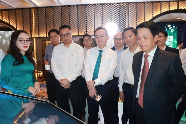 Các đại biểu tham quan khu trưng bày hệ sinh thái số tại BIDV Leadership Summit 2026