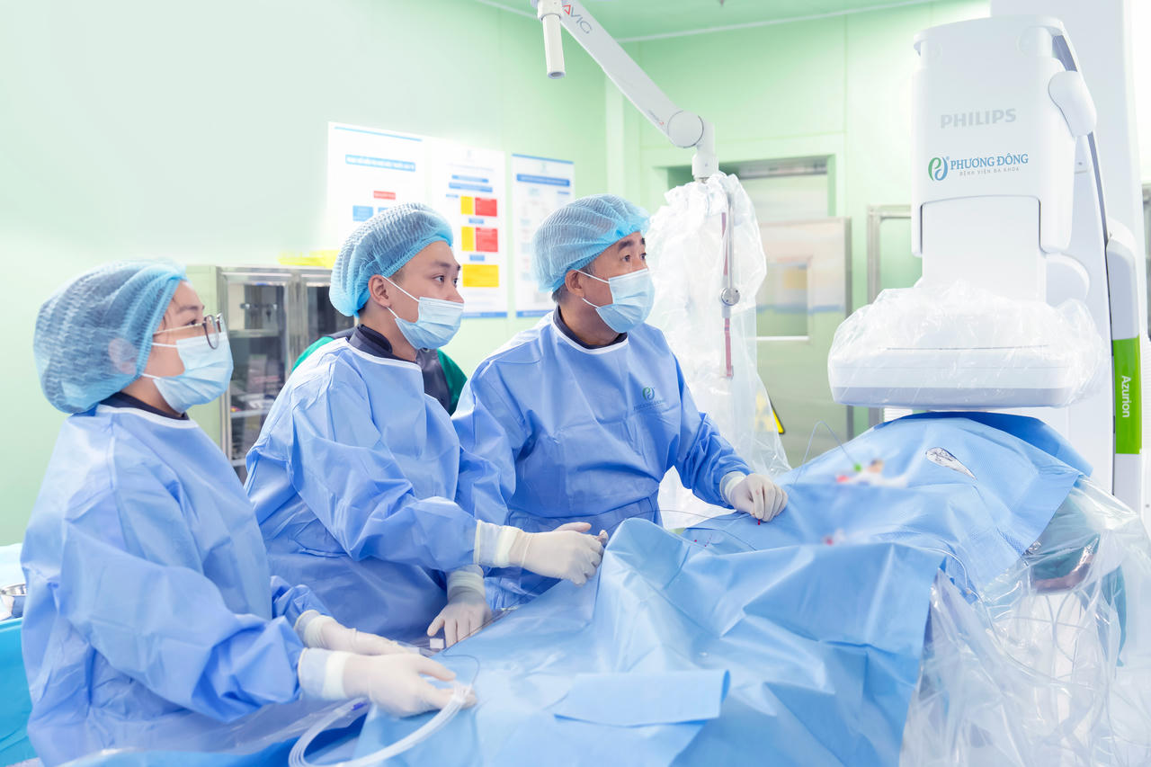 Dưới sự hướng dẫn của hệ thống DSA hiện đại, kỹ thuật can thiệp được đội ngũ bác sĩ thực hiện chính xác đến từng milimet. 