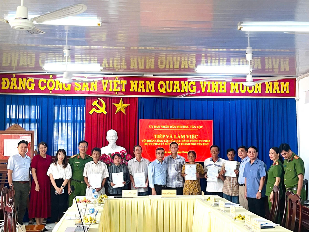 Đoàn công tác của Cục Hành chính tư pháp (Bộ Tư pháp) và Sở Tư pháp TP Cần Thơ trao giấy tờ hộ tịch cho người dân. (Ảnh: H.L)