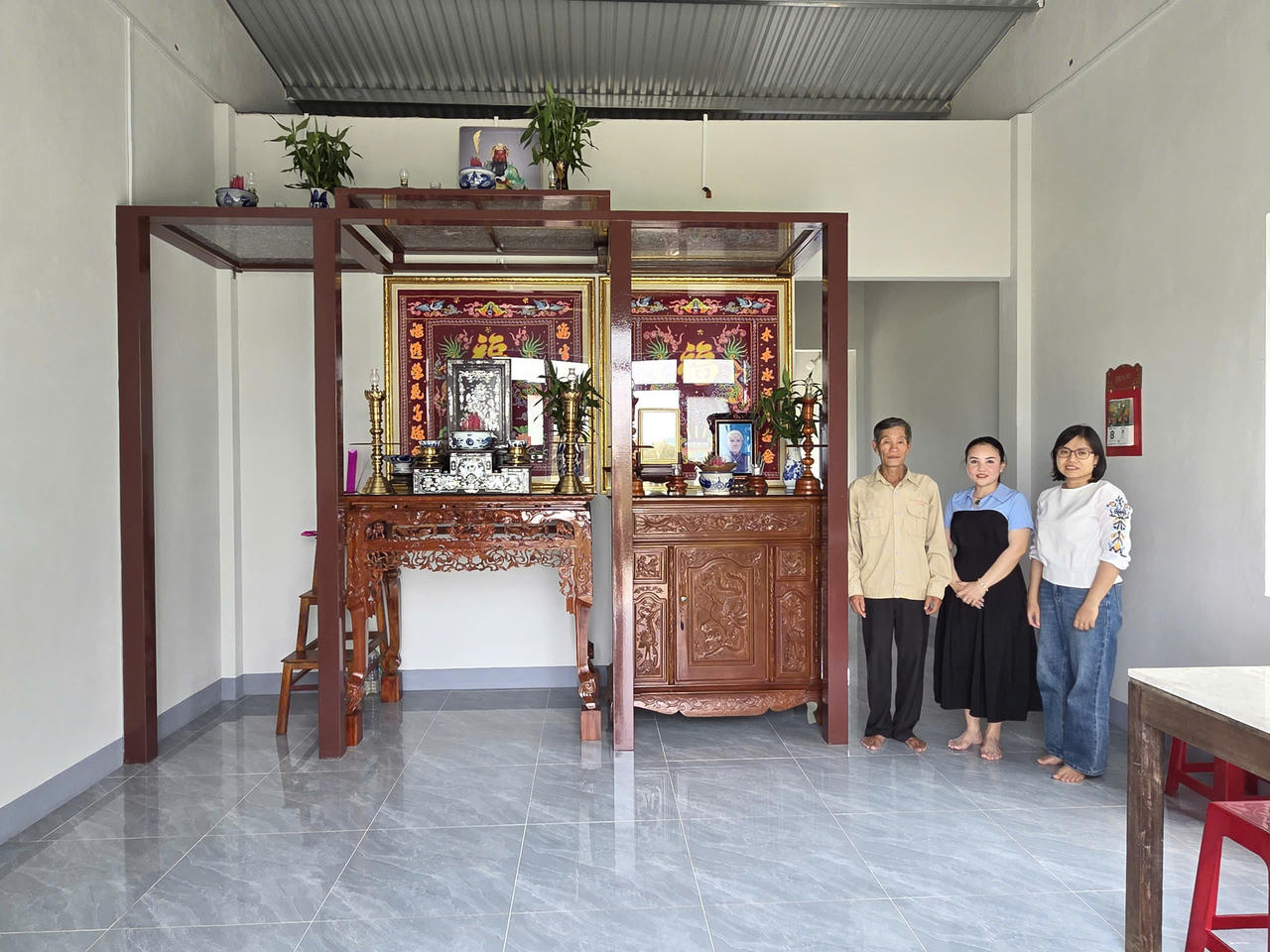 Đại diện Hội LHPN phường An Nhơn Đông, Báo PLVN và ông Phan Xuân Hùng trong căn nhà mới được xây dựng.