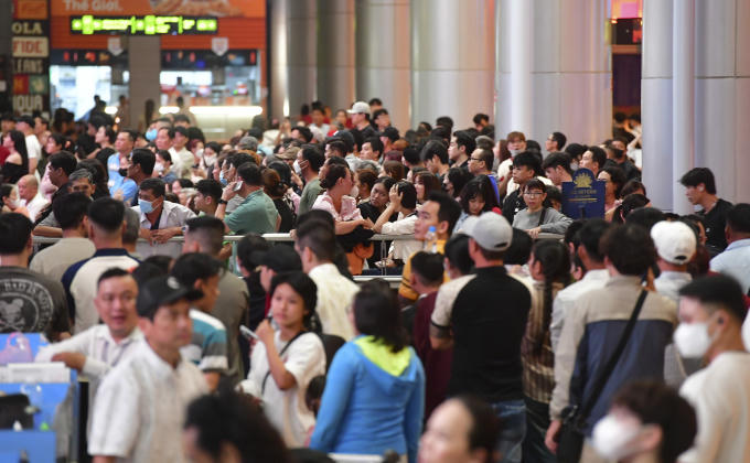 Hành khách tại sân bay Tân Sơn Nhất dịp Tết Bính Ngọ 2026.(Ảnh: T.Tùng)