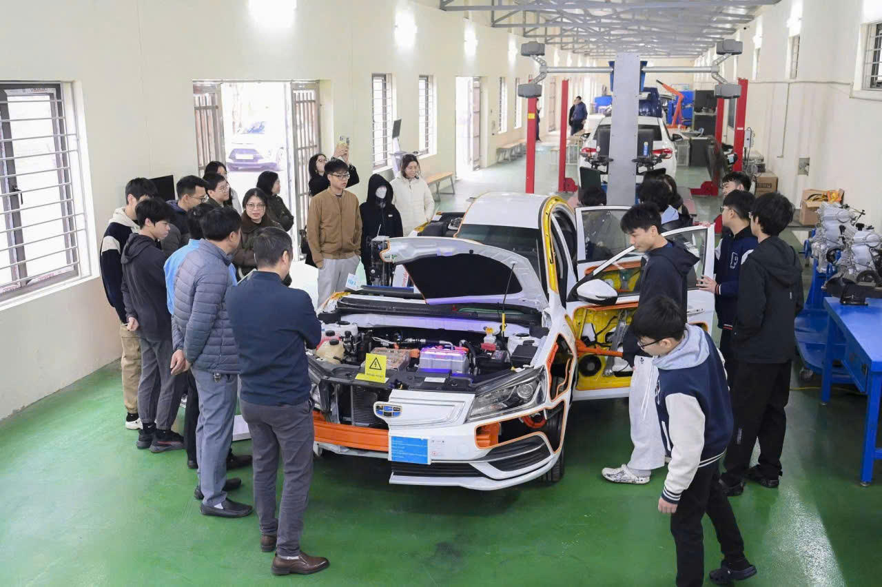 Sinh viên HHT đang thực hành tại Khoa ô tô