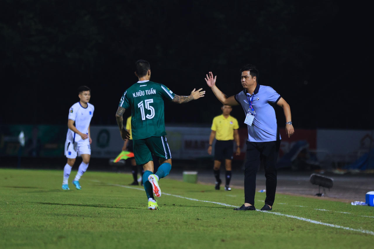 HLV Việt Thắng và học trò quyết tâm lên hạng V.League (Ảnh: VPF)