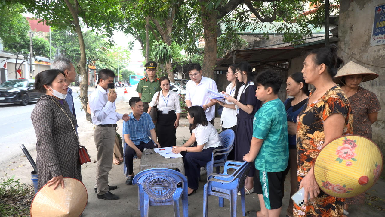 Người dân trao đổi, lắng nghe tuyên truyền về chính sách bồi thường, hỗ trợ khi Nhà nước thu hồi đất thực hiện dự án.