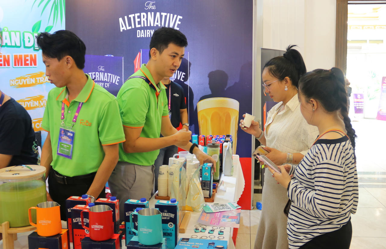 Đại biểu thưởng thức các món ăn, thức uống tại các gian hàng.