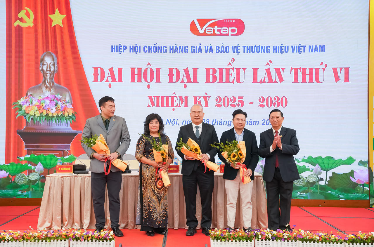Tổng giám đốc Vianco Trần Chiến Thắng (đứng giữa) cùng Ban lãnh đạo Hiệp hội VATAP nhiệm kỳ VI.