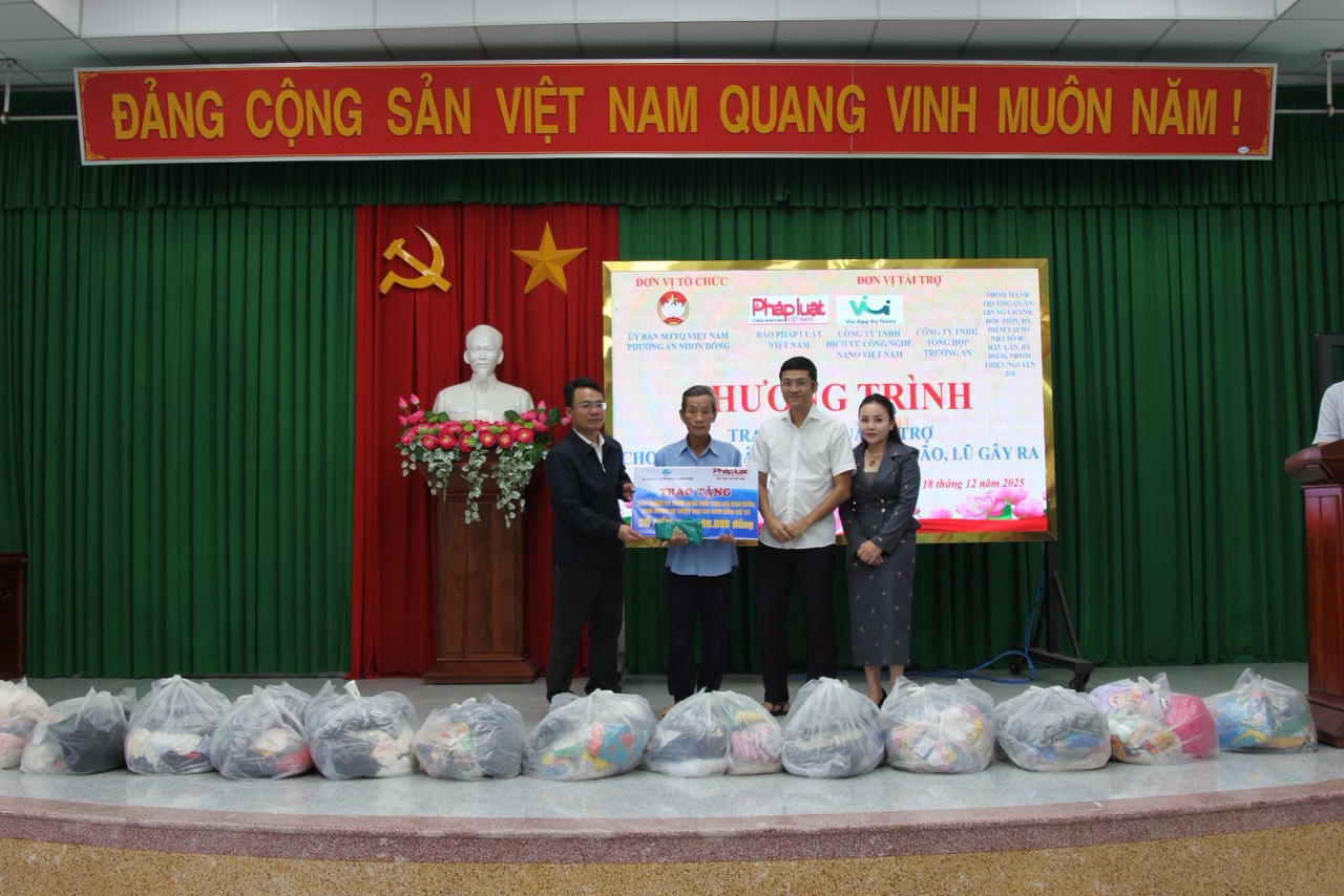 Ông Hà Ánh Bình - Phó Bí thư Đảng uỷ, Phó Tổng biên tập Báo PLVN (thứ 2 từ phải sang) trao tặng món quà Báo PLVN vận động các nhà hảo tâm&nbsp;hỗ trợ xây tặng ông Phan Xuân Hùng căn nhà trị giá 100 triệu đồng.