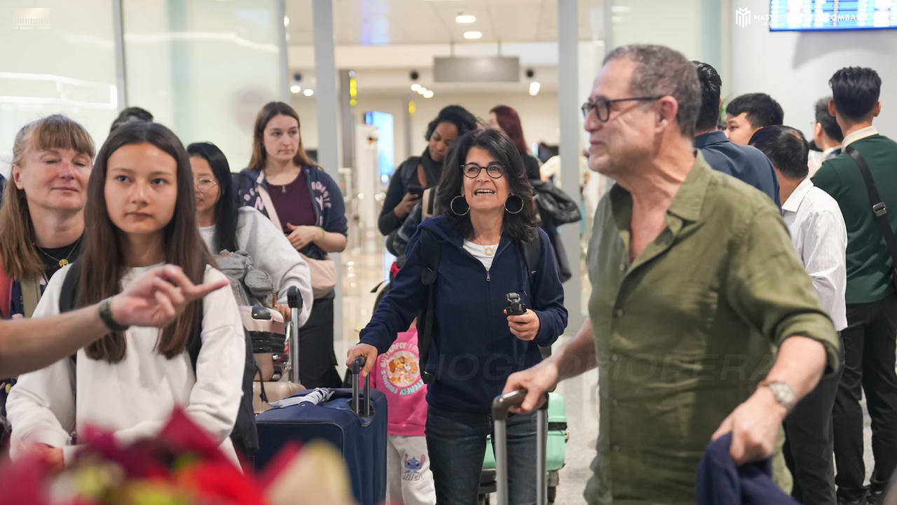 Sáng 21/4 Dàn nhạc Giao hưởng Nhà hát Opera Hoàng gia Versailles đã chính thức đặt chân tới Hà Nội