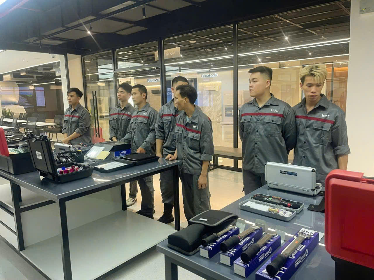 Nhóm Sinh viên bộ môn Máy lạnh & Điều hòa không khí - Trường Cao đẳng Công nghệ cao Hà Nội tại Trung tâm đổi mới sáng tạo Panasonic
