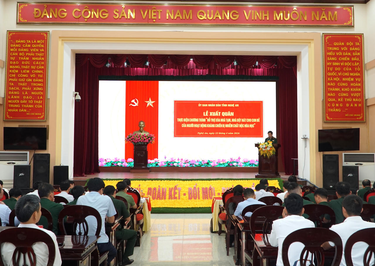 Nghệ An tổ chức Lễ xuất quân thực hiện Chương trình “Hỗ trợ xóa nhà tạm, nhà dột nát cho con đẻ của người hoạt động kháng chiến bị nhiễm chất độc hóa học”. (Ảnh: Tuyết Lan)