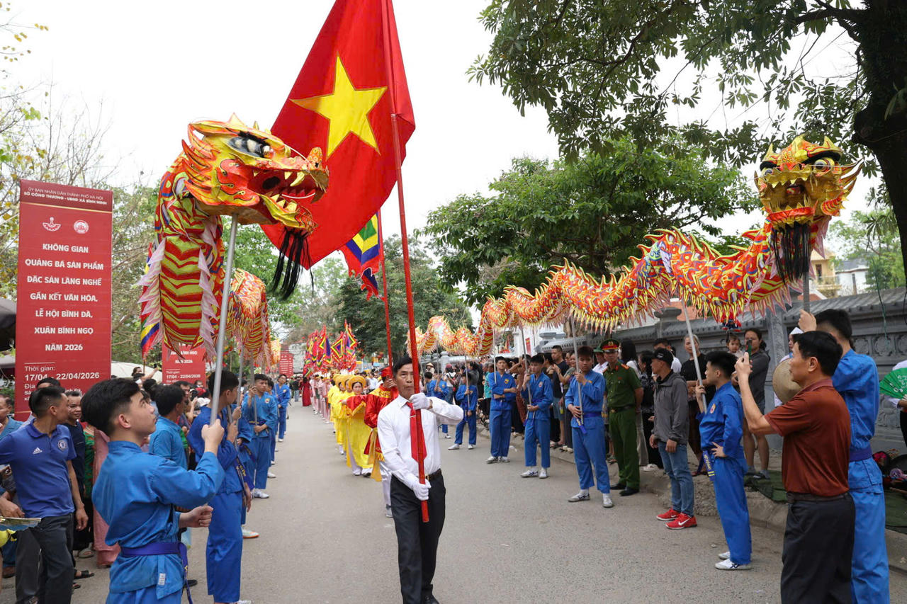 Điểm nổi bật của Lễ hội Bình Đà năm nay là tính cộng đồng sâu rộng, với sự tham gia phối hợp của nhiều tổ chức văn hóa, kinh tế - xã hội (ảnh P.V).