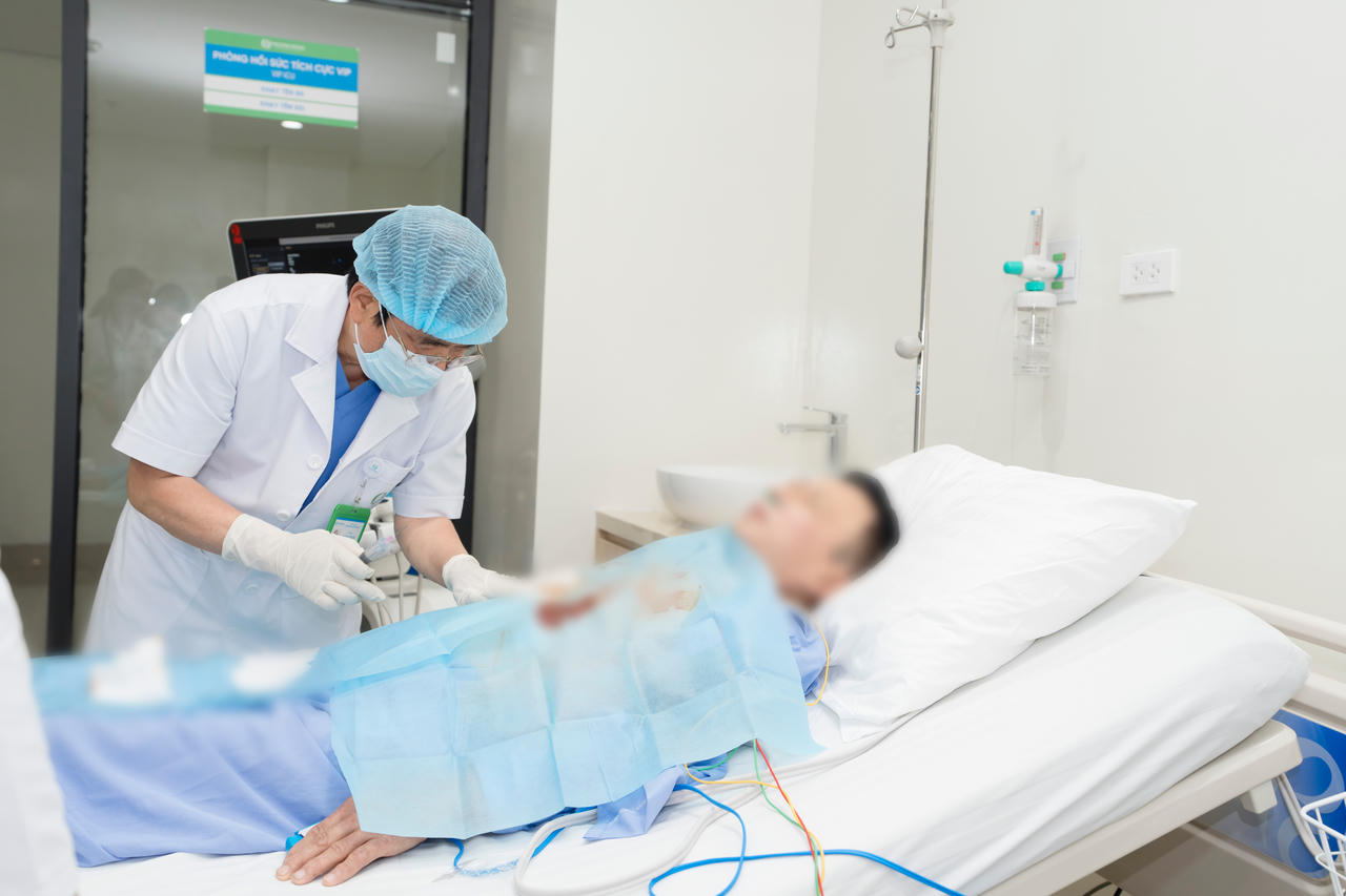 Dưới sự hướng dẫn của hệ thống DSA hiện đại, kỹ thuật can thiệp được đội ngũ bác sĩ thực hiện chính xác đến từng milimet. 