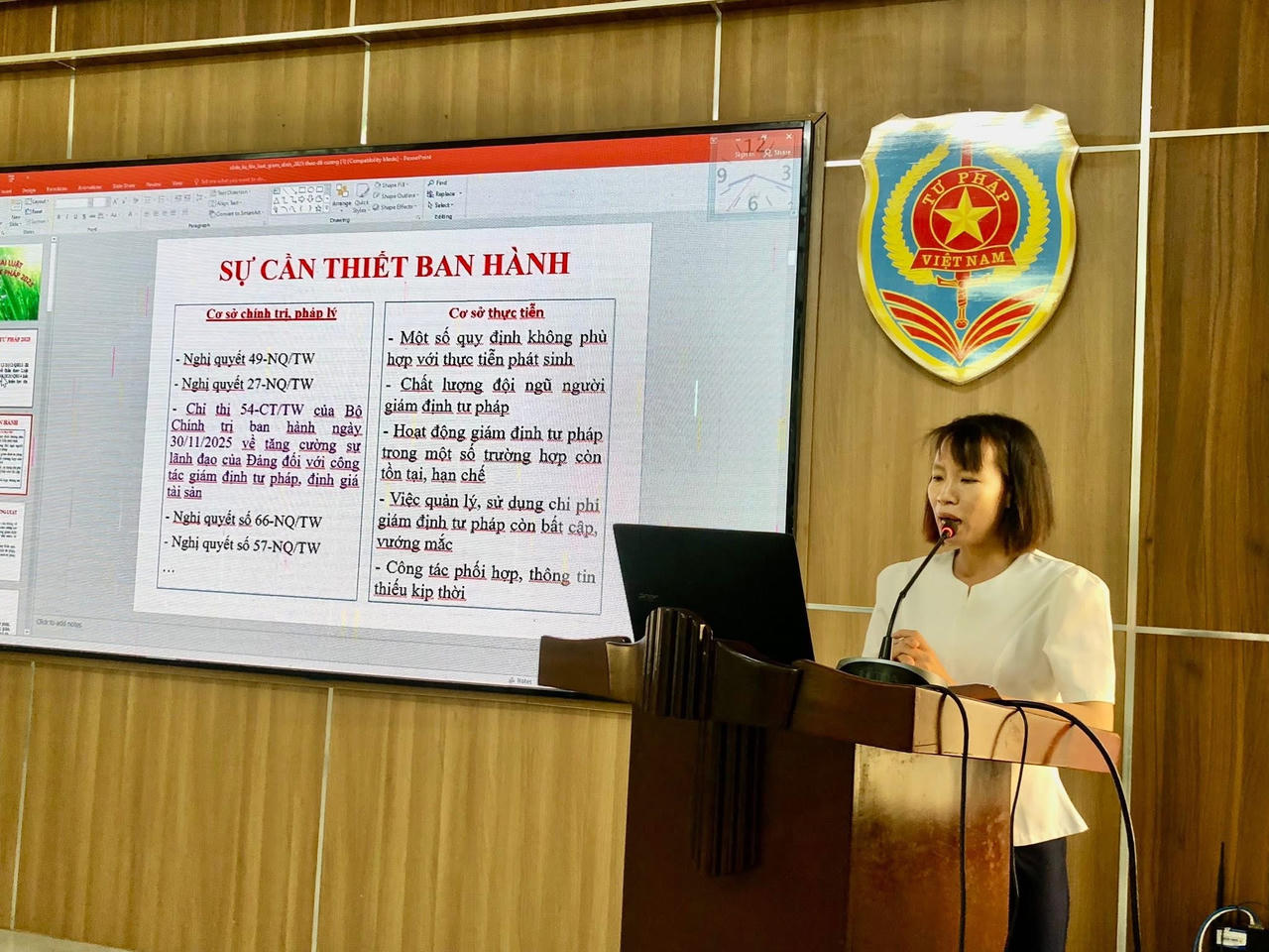 Báo cáo viên trình bày tại hội nghị.