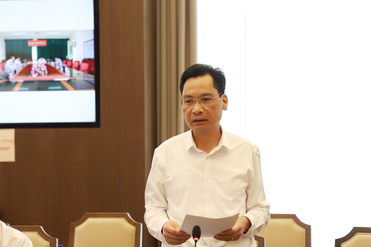 Lãnh đạo các Sở, ngành báo cáo tai cuộc họp