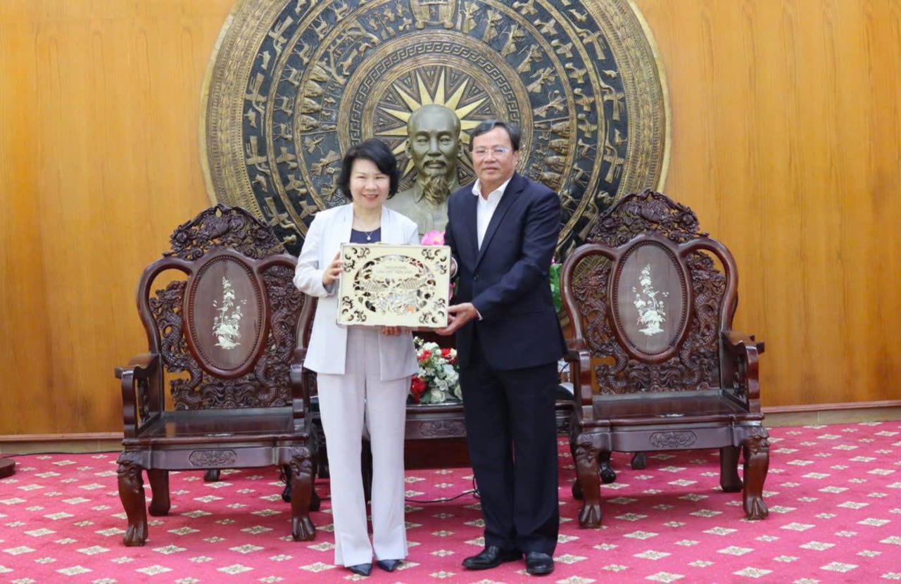 Chủ tịch UBND tỉnh Lê Văn Hẳn tặng quà lưu niệm cho bà Liu Yan Hua -&nbsp;Chủ tịch Tập đoàn Sailun, kiêm Chủ tịch Công ty TNHH Sailun Việt Nam.