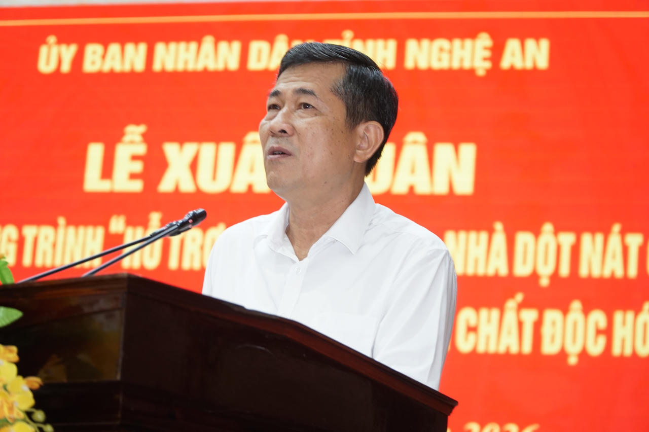 Phó Chủ tịch UBND tỉnh Nghệ An Thái Văn Thành phát động Lễ xuất quân&nbsp;thực hiện Chương trình “Hỗ trợ xóa nhà tạm, nhà dột nát cho con đẻ của người hoạt động kháng chiến bị nhiễm chất độc hóa học” trên địa bàn tỉnh Nghệ An. (Ảnh: Tuyết Lan)