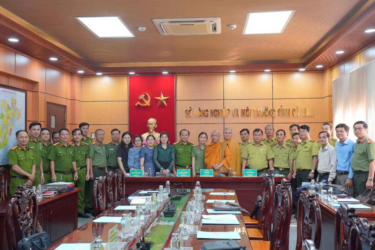 Đại biểu tham dự lễ ký kết chụp ảnh lưu niệm.