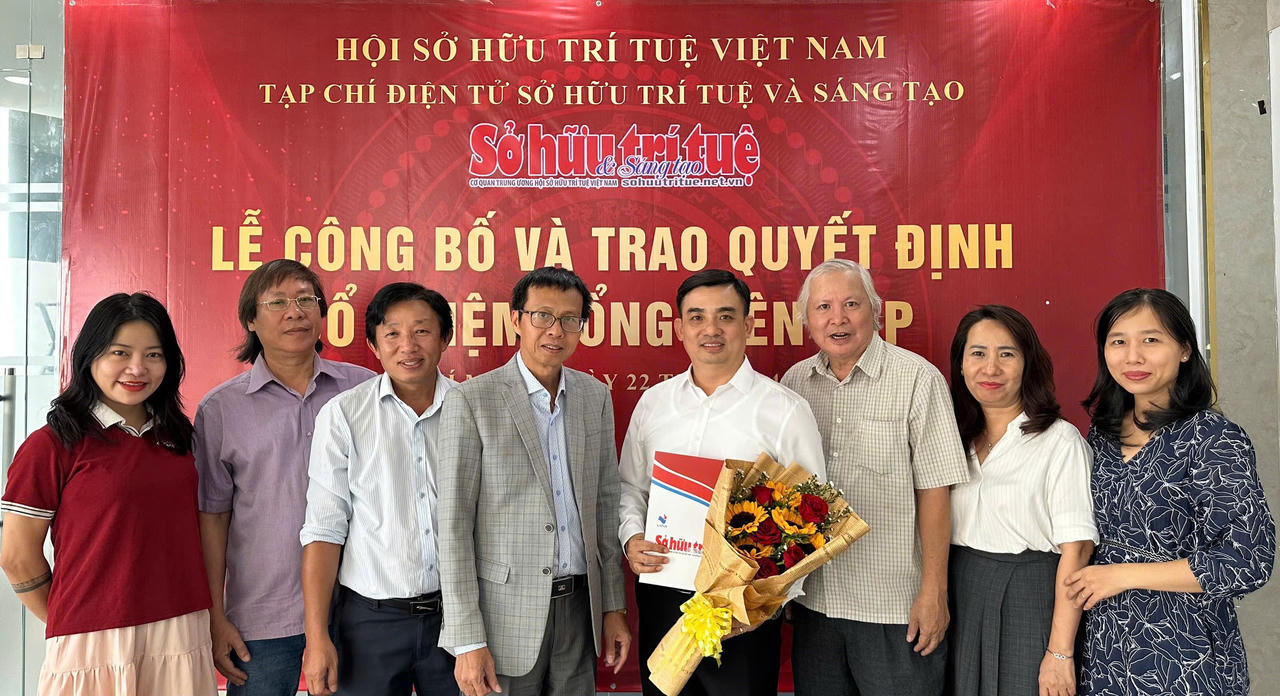 Tập thể cán bộ, phóng viên báo chúc mừng nhà báo Đinh Quang Tuấn - Tân Tổng Biên tập Tạp chí Sở hữu Trí tuệ và Sáng tạo