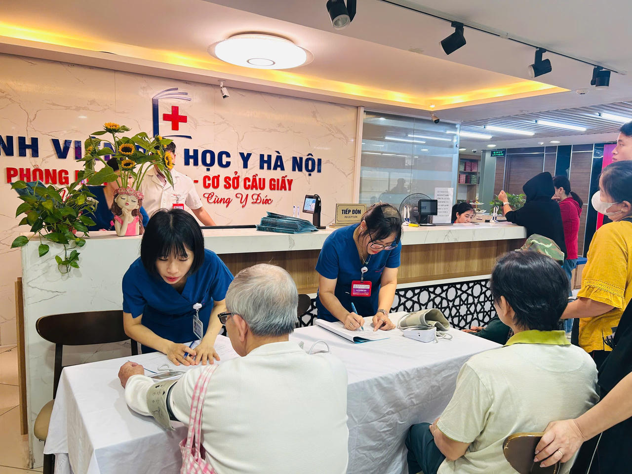 Phường Cầu Giấy tổ chức khám sức khỏe miễn phí, trao quà cho người khuyết tật