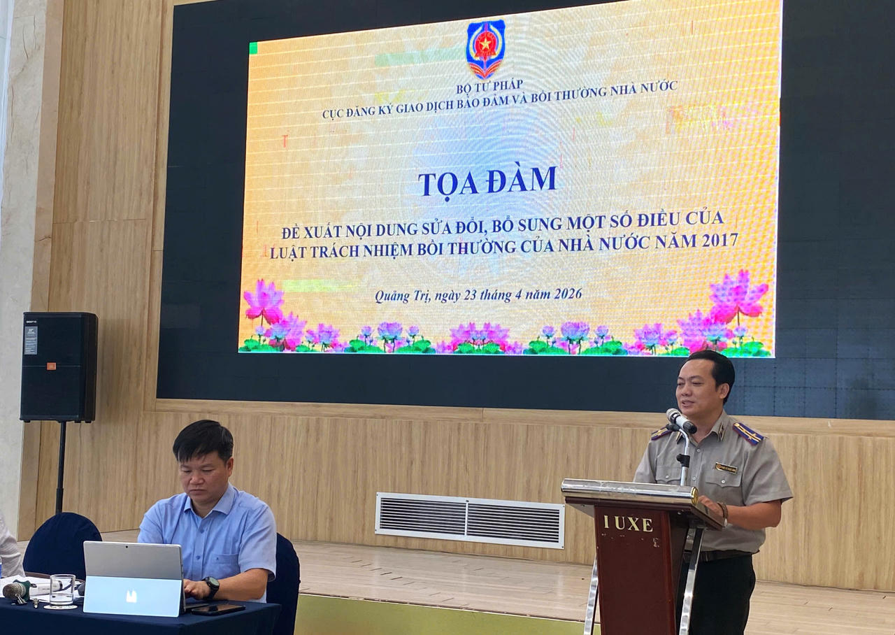 Các đại biểu trao đổi, thảo luận tại tọa đàm.