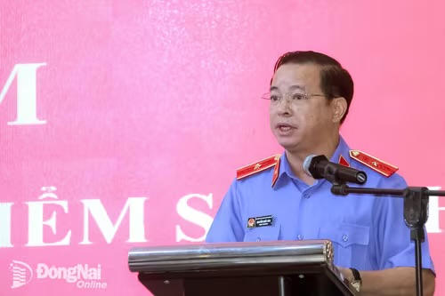 Tỉnh ủy viên, Viện trưởng VKSND tỉnh Đồng Nai Nguyễn Quốc Hân đọc diễn văn tại lễ kỷ niệm. (Ảnh: Trần Danh)