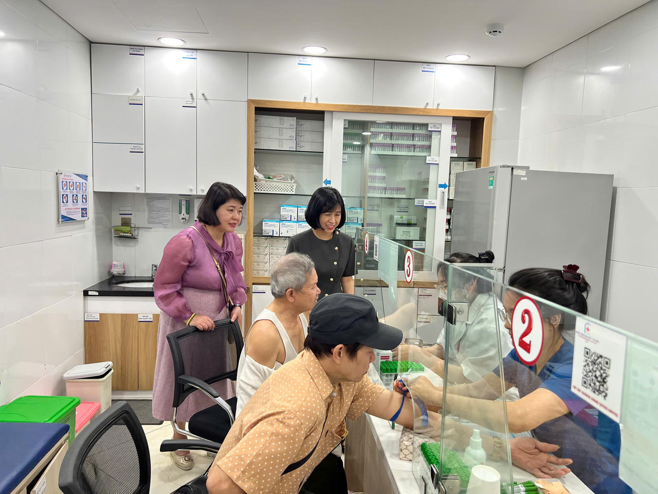 Lãnh đạo phường Cầu Giấy trực tiếp thăm hỏi, động viên người dân tại khu vực xét nghiệm trong chương trình.