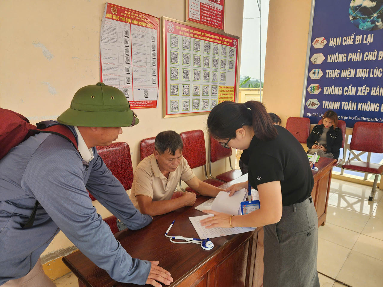 Cán bộ Trung tâm hành chính công xã Xuân Lâm.