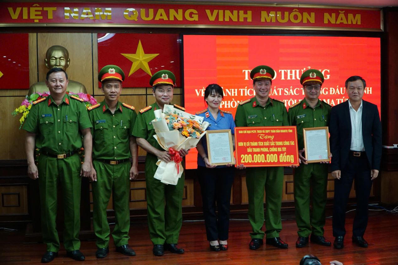  Chủ tịch UBND tỉnh Đắk Lắk đã gửi thư khen, quyết định khen thưởng đột xuất số tiền 200 triệu đồng đối với các lực lượng tham gia chuyên án ma túy lớn.