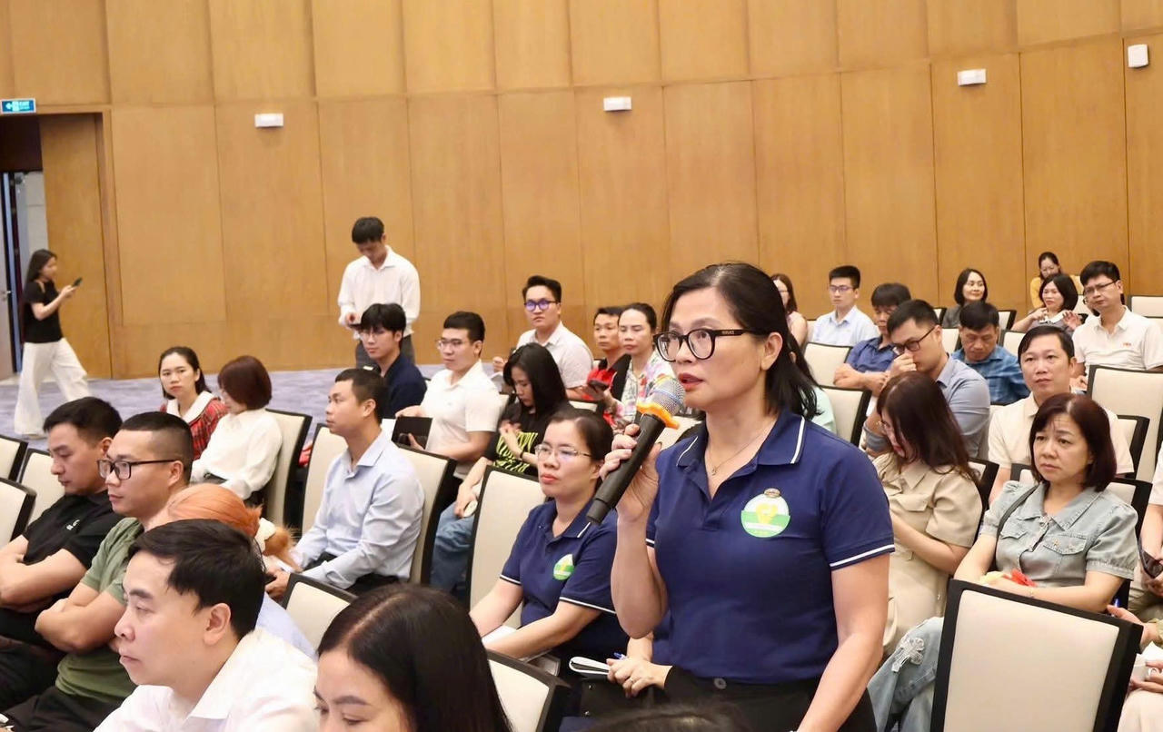 Đại diện các doanh nghiệp trao đổi tại buổi đối thoại.